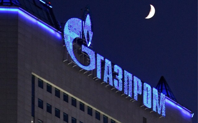 epa01589337 The logo of Russian gas company Gazprom illuminated on Gazprom headquarters in Moscow, Russia, 02 January 2009. Gazprom has totally cut gas deliveries to Ukraine from 10 AM Moscow time 01 January 2009. Russia has proposed holding special hearings at the European Parliament regarding the transit of Russian natural gas to Western Europe through Ukraine.  EPA/SERGEI ILNITSKY